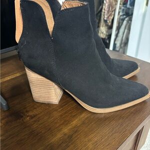 Black boots from buckle